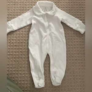 Le King White cotton baby footie with collar 0-3m VGUC.